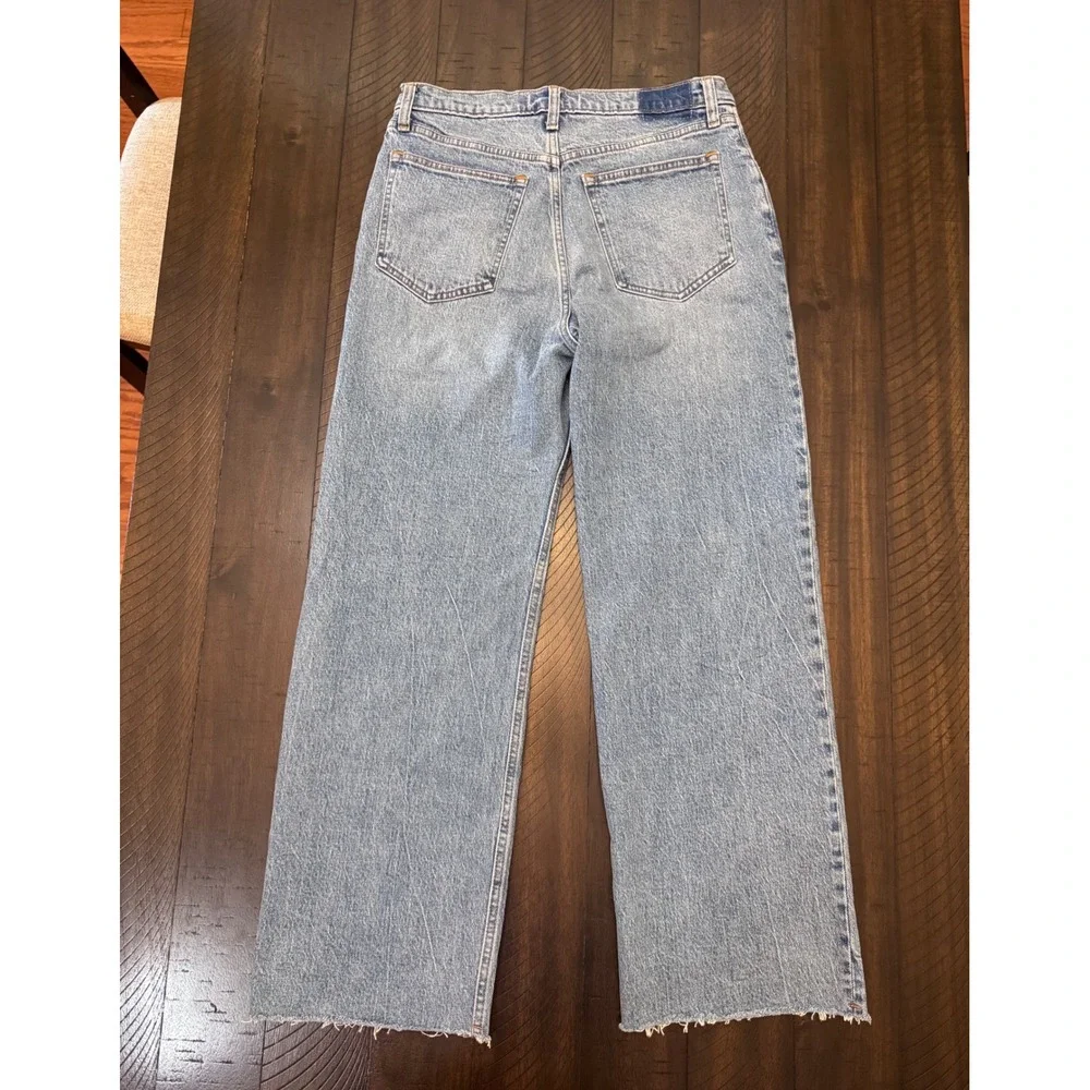 Abercrombie & Fitch 90s Relaxed High Rise Wide Leg Jean Light Wash Raw Hem 29 8S